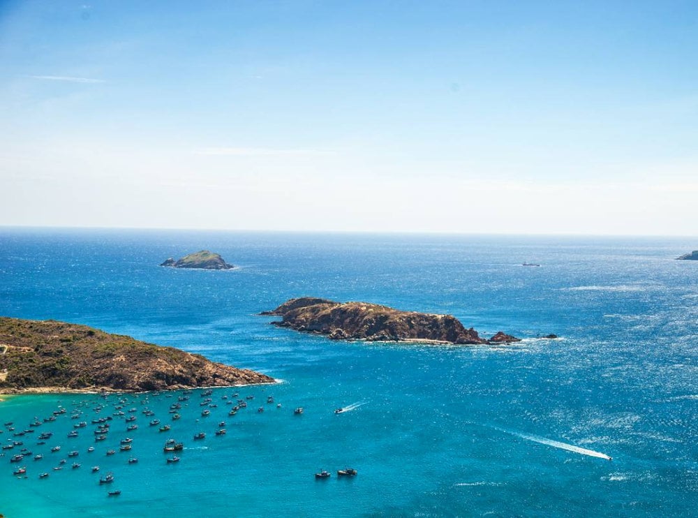 The clear turquoise waters and scenic surroundings at Hon Seo create the perfect setting for a swim or a paddle